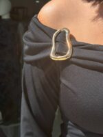 Μπλούζα μαύρη με αγκράφα - Image 3