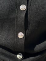 Ζακέτα μαύρη χρυσά κουμπιά - Image 4